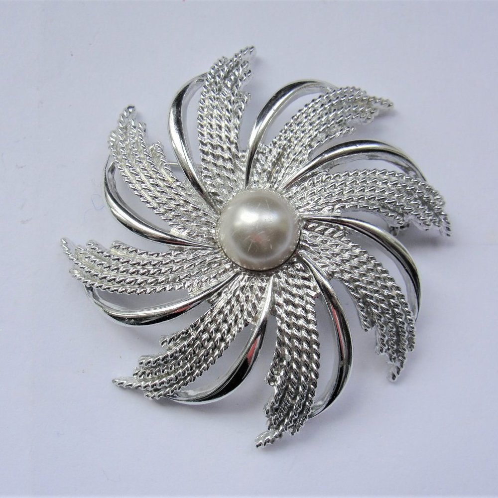 Vintage Sarah Coventry Pinwheel Starburst Brooch S